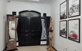Pintu Akses Ruang Tamu Dengan Cermin Berdiri Dan Gantungan Tas
